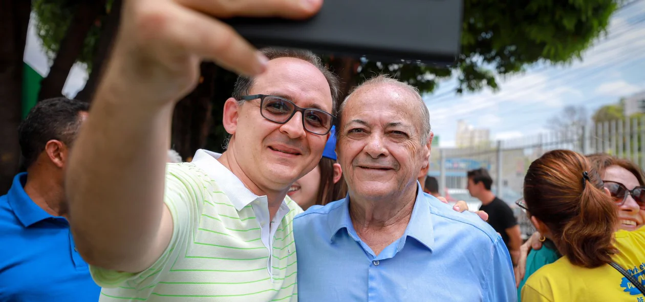 Sílvio Mendes com apoiador no colégio Darcy Araújo