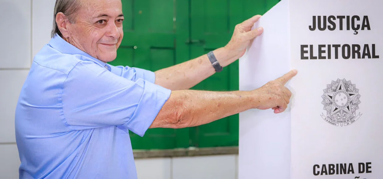 Sílvio Mendes na cabina de votação, na manhã deste domingo (06)