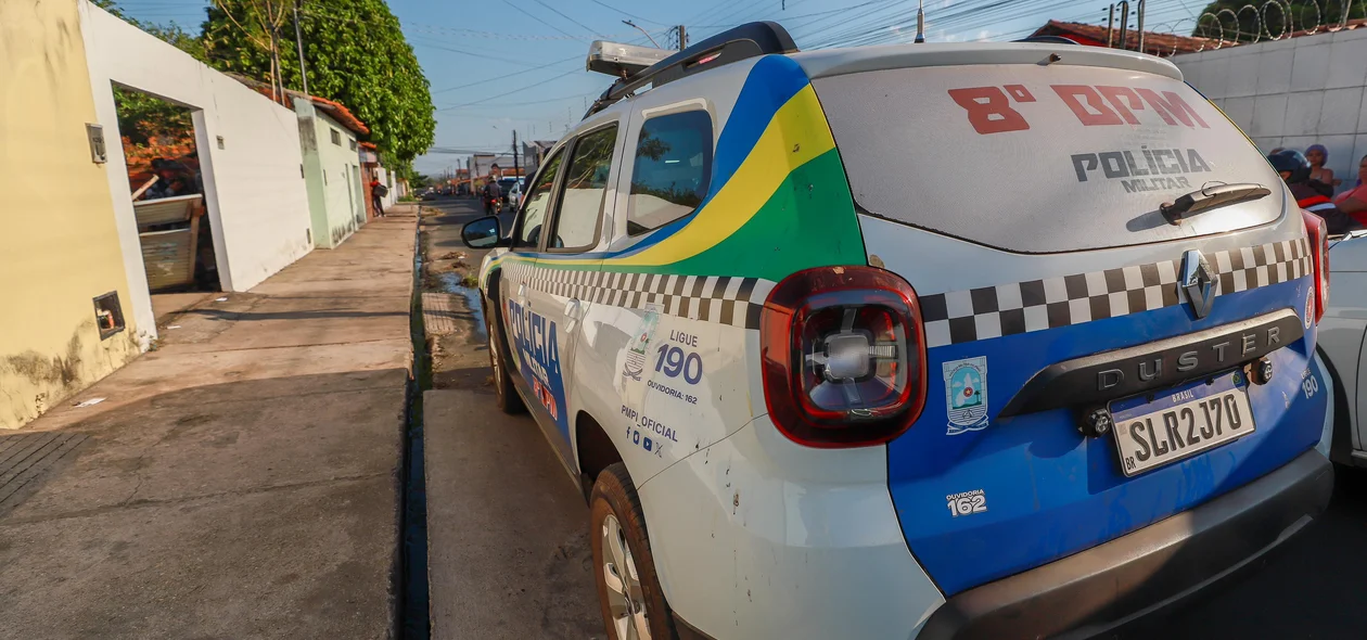 Viatura do 8º BPM no local do crime