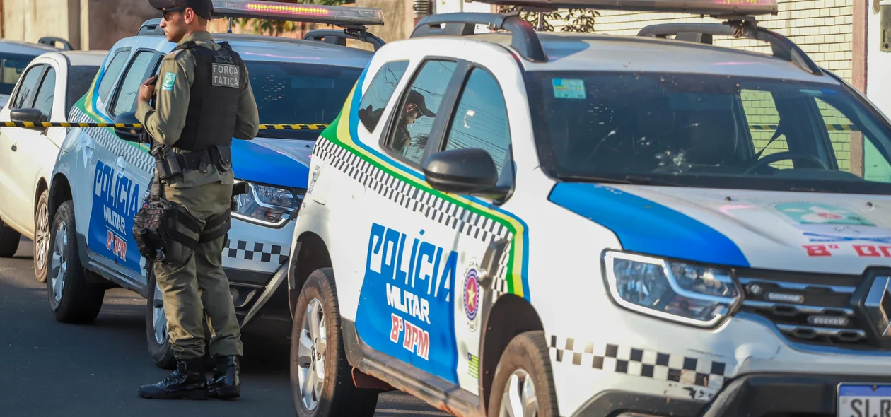 Viaturas da Polícia militar no local do crime