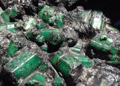 A pedra, conhecida como "Esmeralda Bahia", tem um valor estimado em até US$ 1 bilhão (cerca de R$ 6 bilhões),
