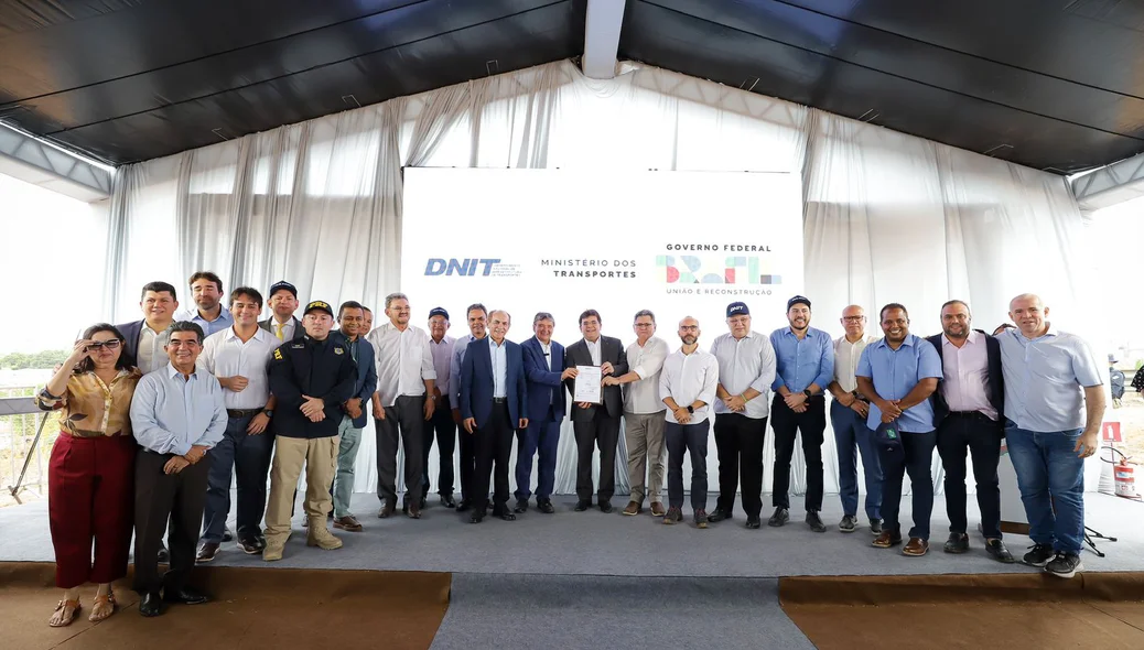 Autoridades presentes na assinatura da ordem de serviço da BR 343