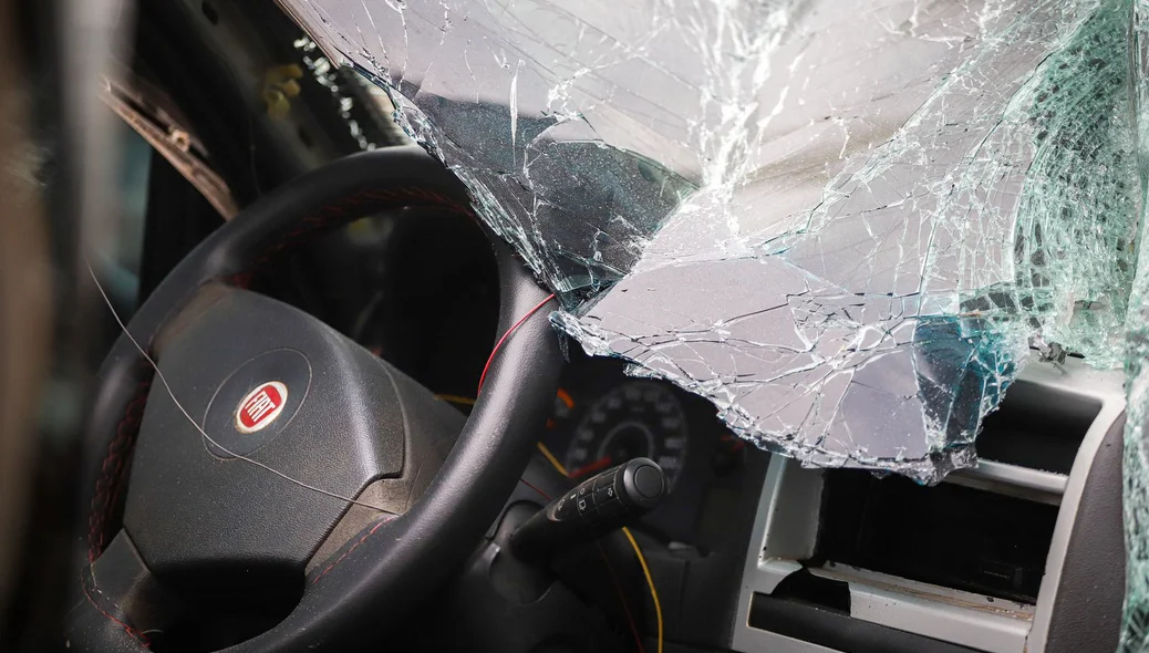 Carro era conduzido por um homem não identificado