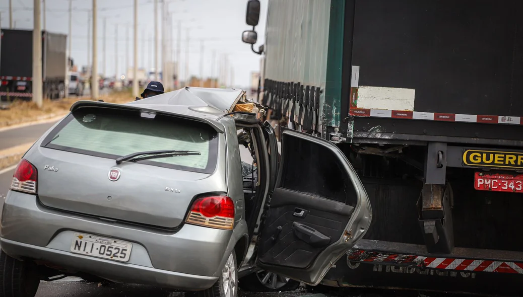 Carro ficou bastante destruído com o impacto da colisão com a carreta