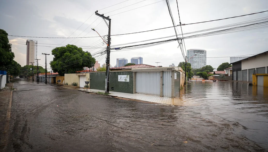 Chuva alagou ruas em Teresina
