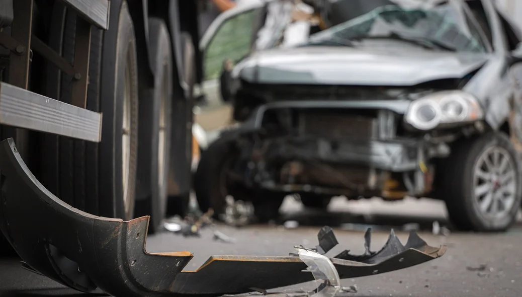 Destroços do veículo de passeio
