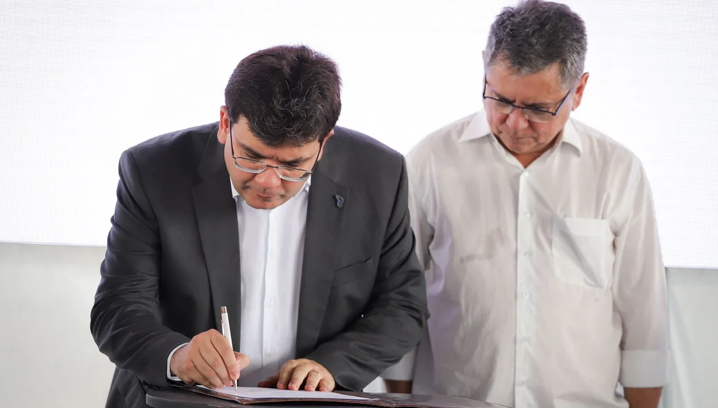 Governador assinando ordem de serviço para inicio da obra