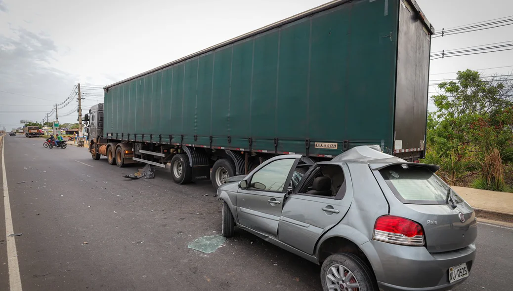 Impacto deixou carro destruído na BR 316