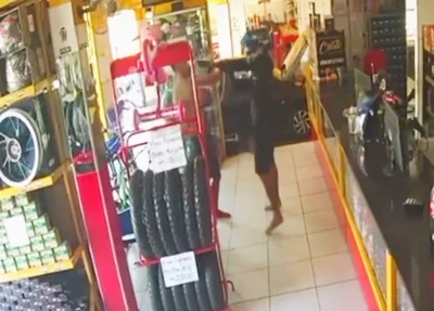 Momento que bandido atira contra jovem no bairro Promorar