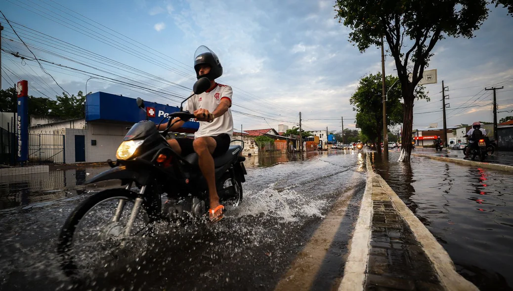 Motociclista na Avenida Presidente Kennedy