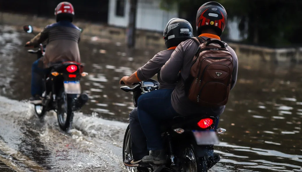 Motociclistas se arriscando na chuva