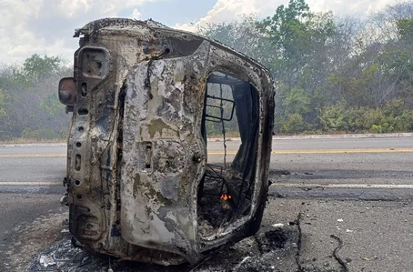 Mulher ficou ferida após carro capotar e pegar fogo em Caxingó