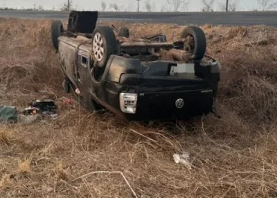 O carro saiu da pista e capotou