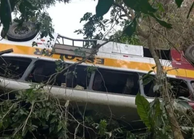 Ônibus caiu em uma região de difícil acesso