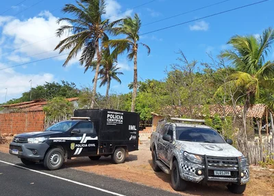 Policiais em frente à residência onde aconteceu o crime, em Luís Correia