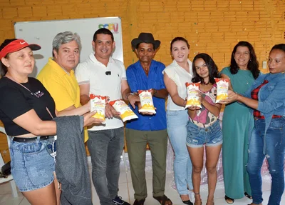 Prefeito João Arilson esteve na entrega dos leites