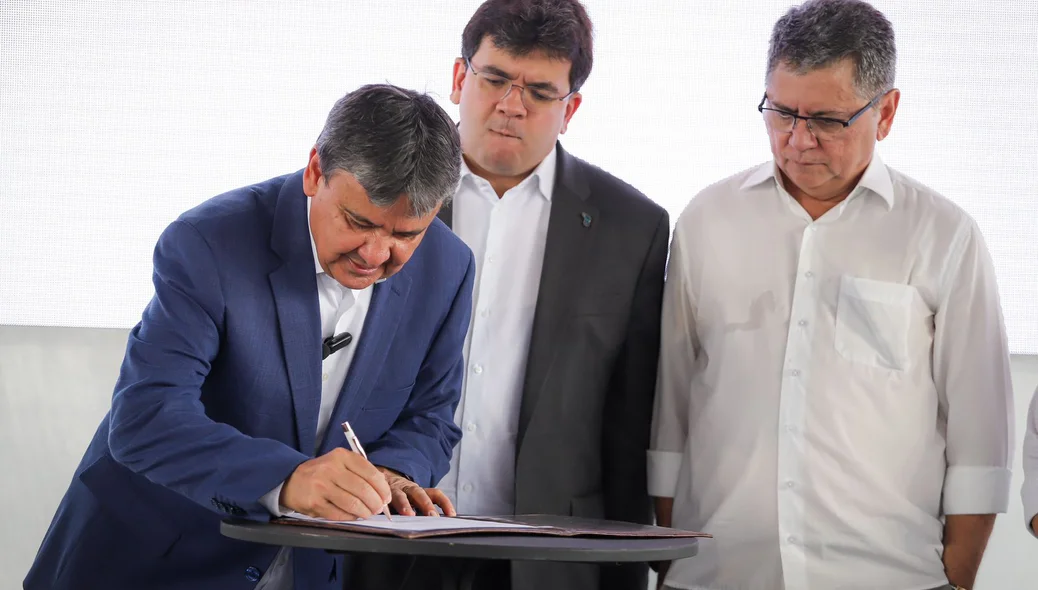 Wellington Dias assinando ordem de serviço para inicio da obra