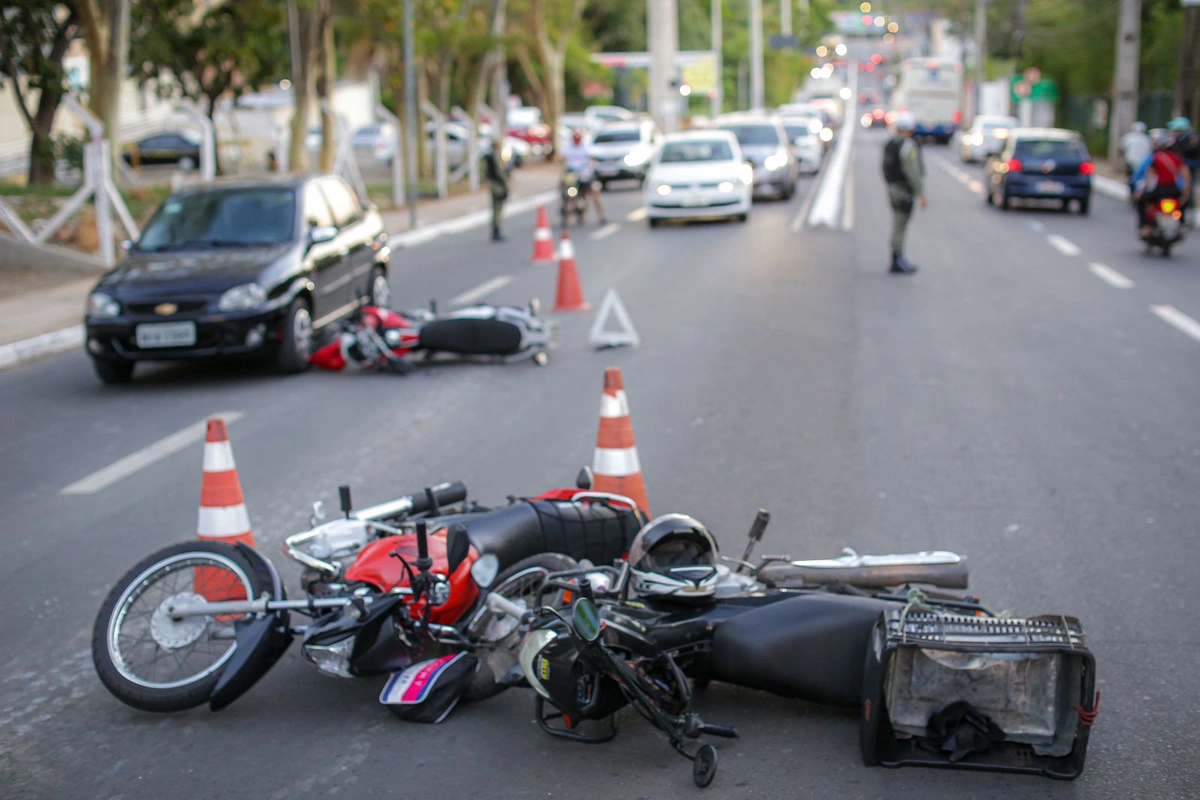 Acidente envolveu um carro e três motocicletas