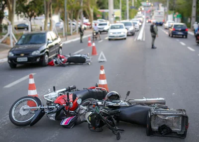 Acidente envolveu um carro e três motocicletas