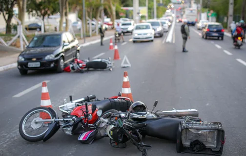 Acidente envolveu um carro e três motocicletas