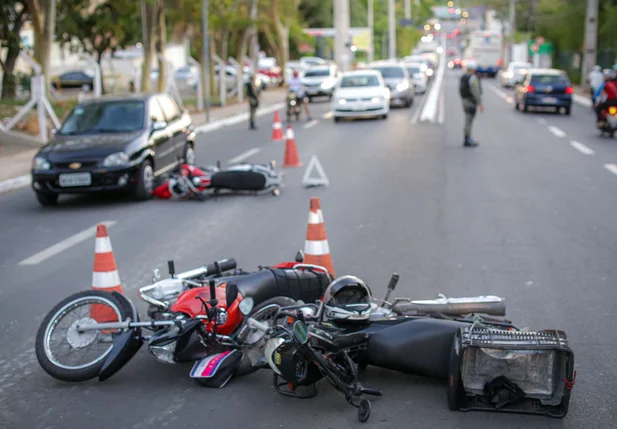 Acidente envolveu um carro e três motocicletas