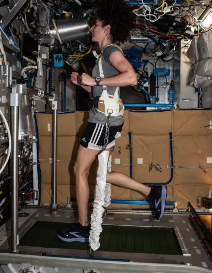 Astronauta corre em esteira