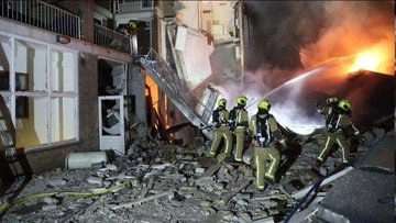 Bombeiros procuram os desaparecidos