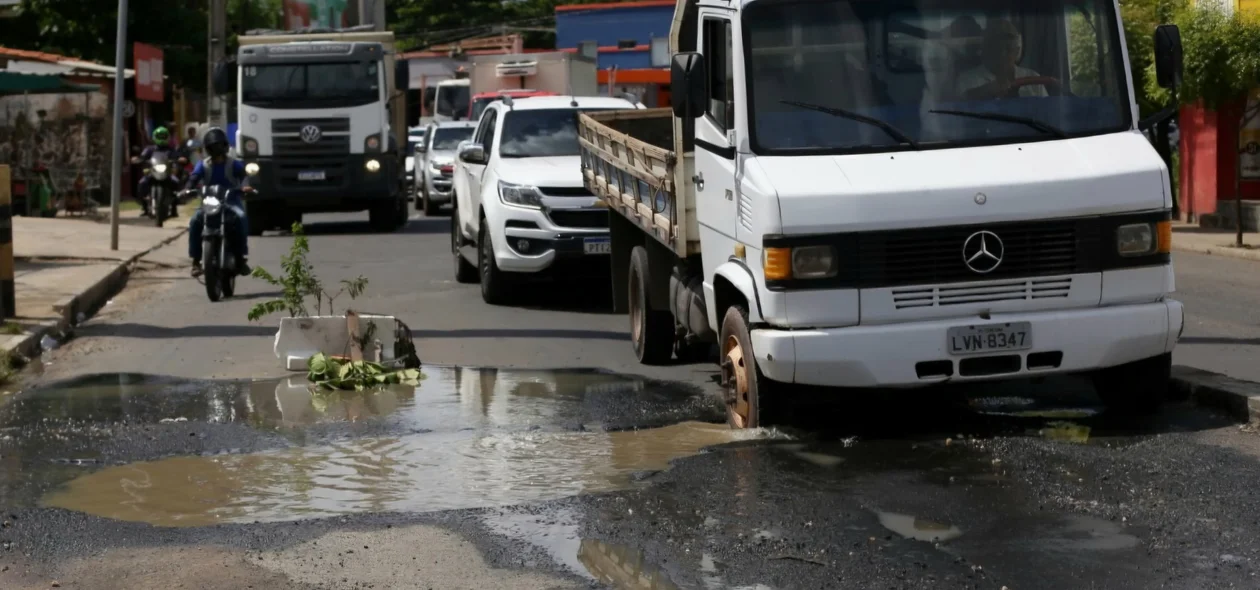 Buraco causa transtornos na Avenida dos Expedicionários em Teresina