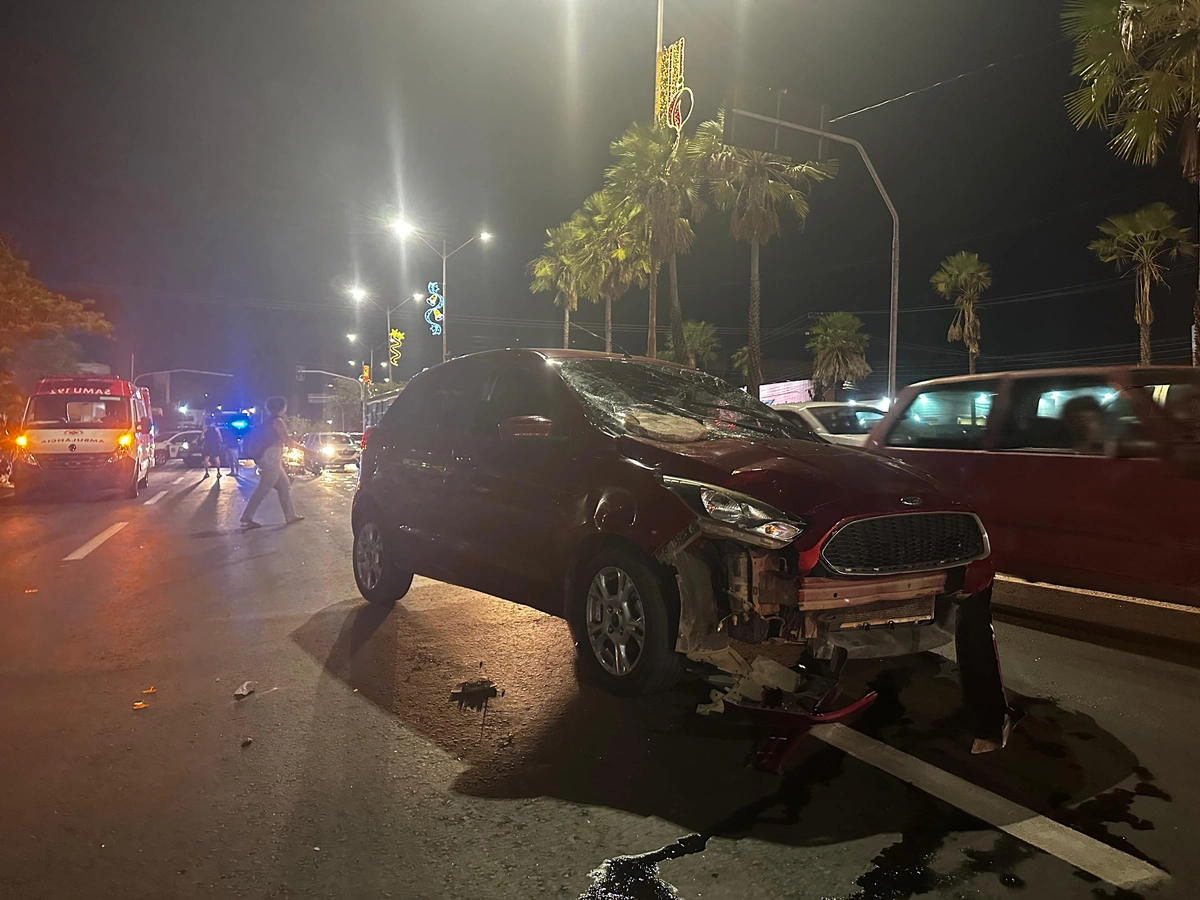 Carro ficou com a frente destruída
