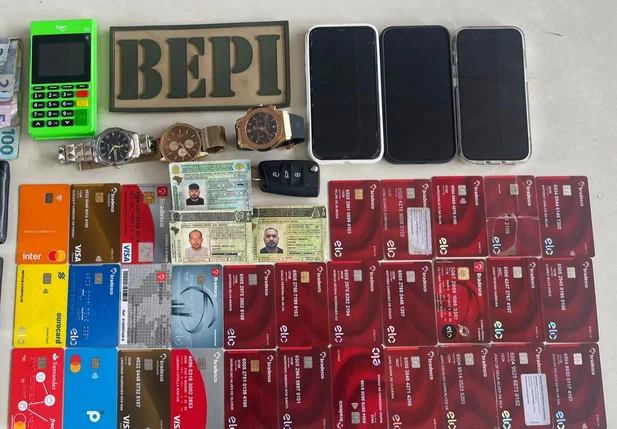 Cartões apreendidos em posse dos acusados