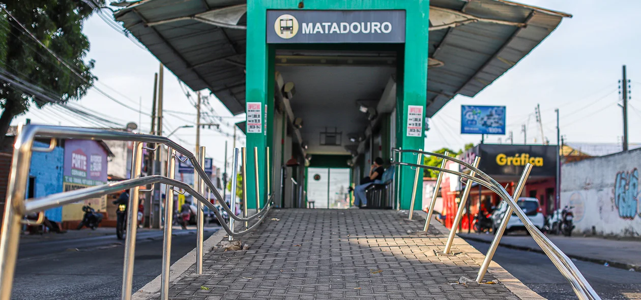 Corrimão quebrado na estação do matadouro