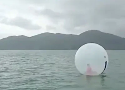 Criança é encontrada dentro de bolha inflável no mar