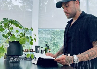 Daniel Alves estudando a biblia