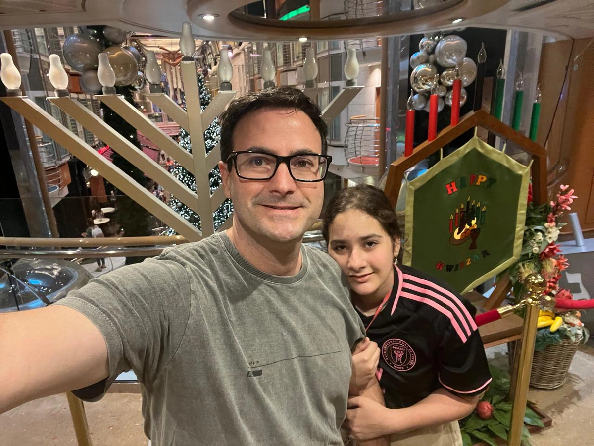 David Kirsch celebra o Hanukkah em família
