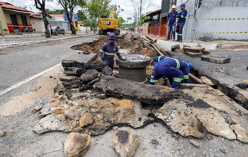 Equipe da Águas de Teresina trabalham no local