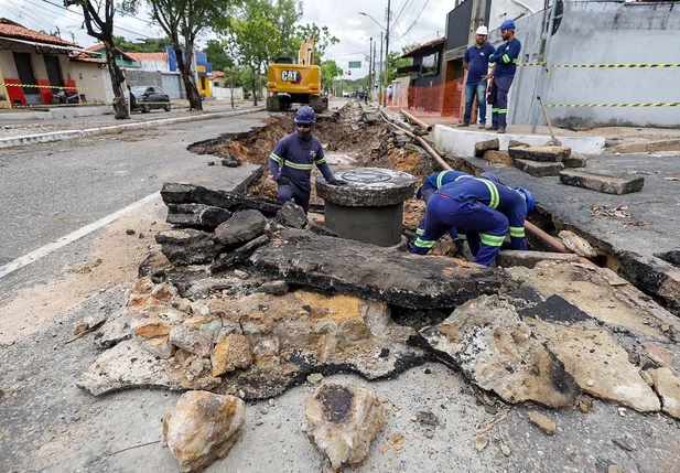 Equipe da Águas de Teresina trabalham no local
