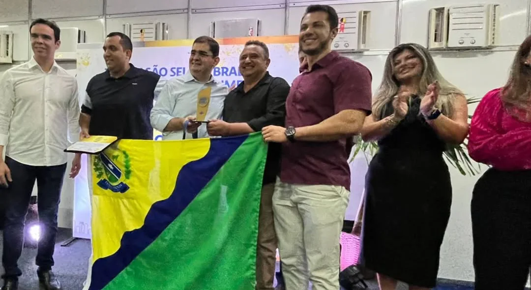 Gestores de Itainópolis recebendo reconhecimento do Sebrae