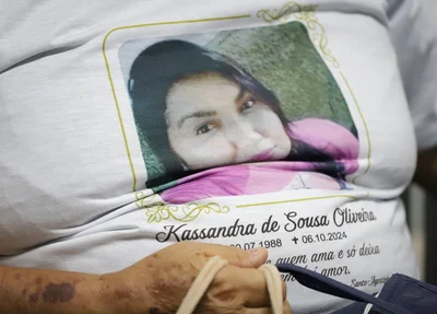 Kassandra estampa camisa do pai, que sofre a audiência da filha vítima de acidente com influencer Lokinho