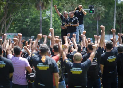 Manifestação do SINPOLPI em frente a ALEPI