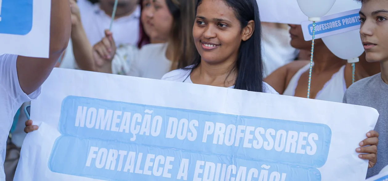 Manifestante segurando cartaz