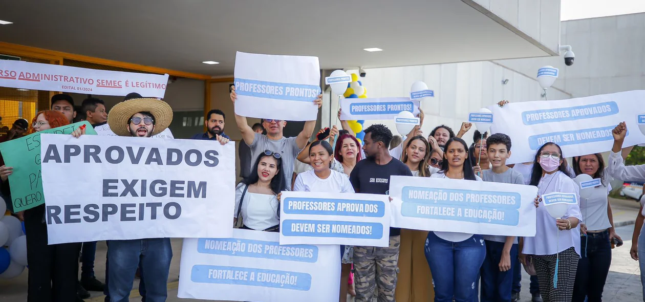 Manifestantes na inauguração da escola