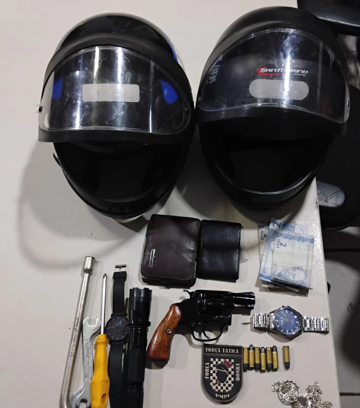 Material apreendido com a dupla durante a abordagem
