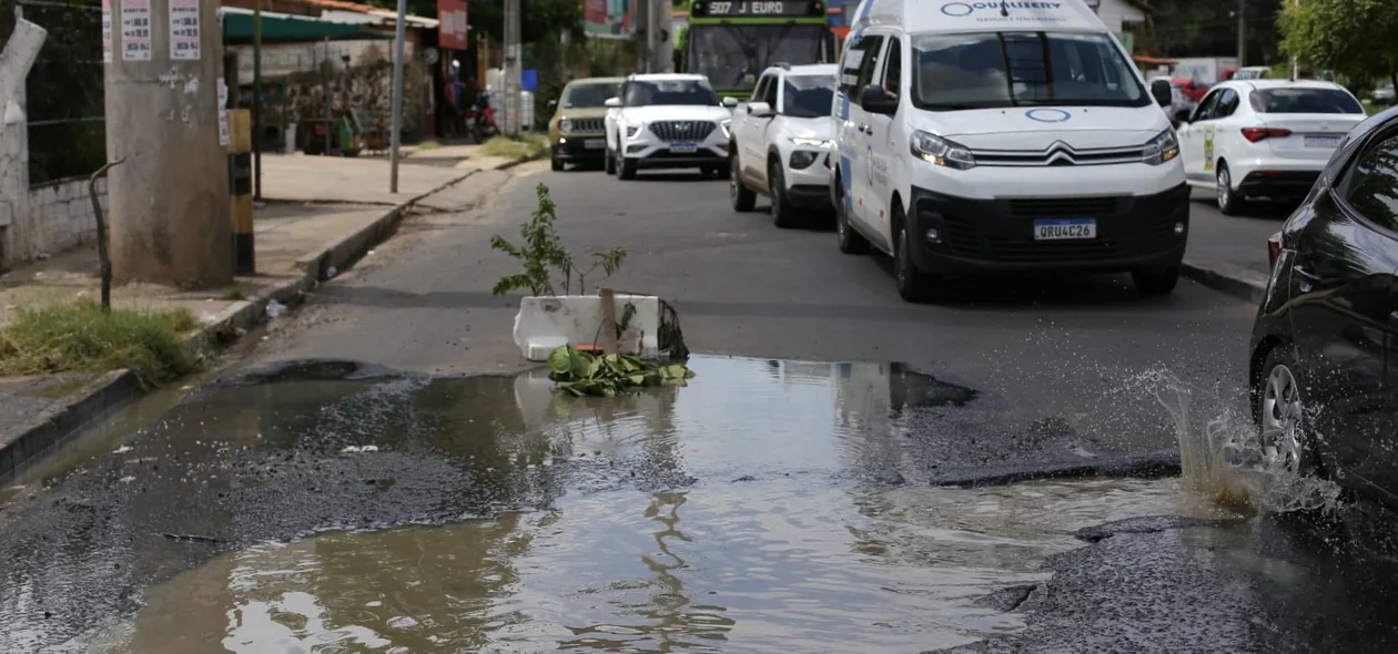 Moradores fizeram uma sinalização improvisada para alertar motoristas