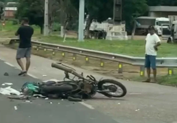 Motociclista é atingido por carreta em rodovia no MS