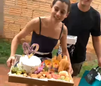 Mulher tenta realizar uma supresa de aniversário e fato inusitado acontece