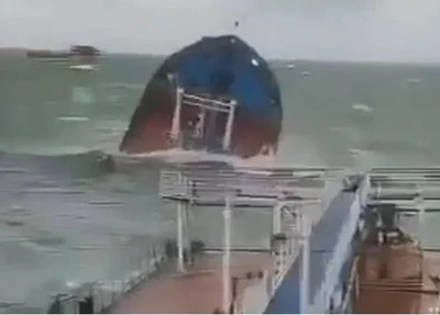 Navio cargueiro Volgoneft-212 partido ao meio.