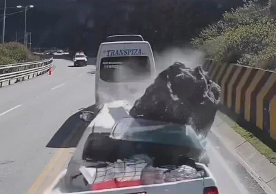 O motorista, único sobrevivente, foi resgatado por equipes da Polícia Nacional