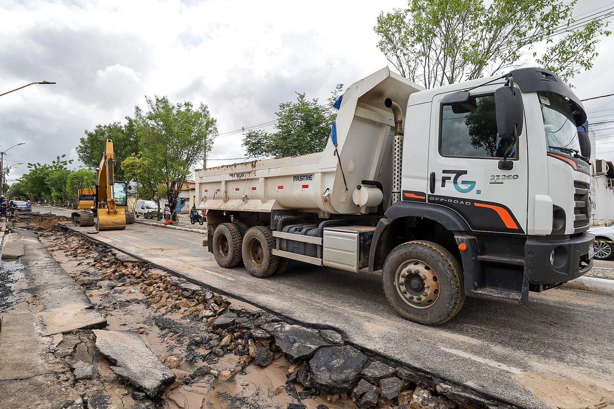 Obra de implantação da rede de esgoto da Águas de Teresina