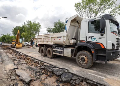 Obra de implantação da rede de esgoto da Águas de Teresina