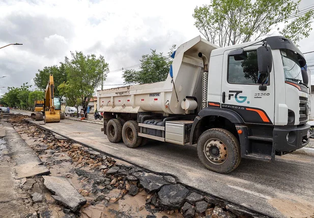 Obra de implantação da rede de esgoto da Águas de Teresina